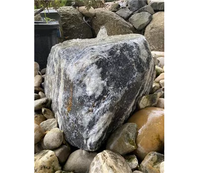 Quellstein mit Pumpensystem  Quellstein mit Pumpensystem