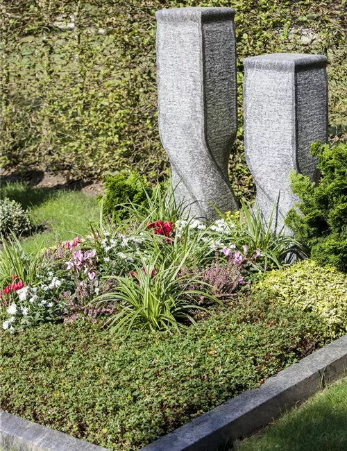 Im Mai bekommt das Grab seine Sommerbepflanzung