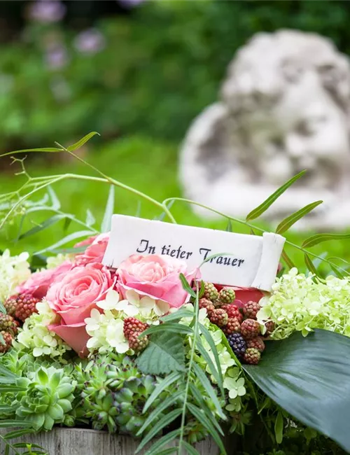 Das Grab im Sommer – die richtigen Blumen finden